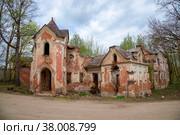Разрушенный дом управляющего усадьбы графа С.А. Строганова. Псковская область, Порховский район, Волышово (2022 год). Стоковое фото, фотограф Анна Карасева / Фотобанк Лори
