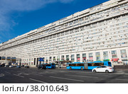 Дом-корабль - 14-этажный жилой дом на Большой Тульской улице. Москва. Россия (2022 год). Редакционное фото, фотограф E. O. / Фотобанк Лори