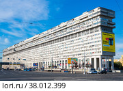 Дом-корабль. Большая Тульская улица, 2. Летнее утро. Москва (2022 год). Редакционное фото, фотограф E. O. / Фотобанк Лори