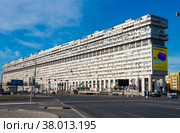 Дом-корабль. Большая Тульская улица, 2. Летнее утро. Москва (2022 год). Редакционное фото, фотограф E. O. / Фотобанк Лори