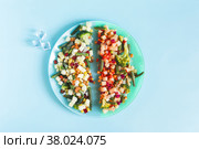Концепция использования быстрозамороженных продуктов. Замороженные и разогретые овощи в одной тарелке крупным планом. Стоковое фото, фотограф Лозовая Людмила / Фотобанк Лори