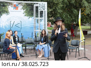 Открытие международного фестиваля уличного искусства "Культурный код 2022" в Балашихе, чтецы читают поэзию. Редакционное фото, фотограф Дмитрий Неумоин / Фотобанк Лори