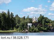 Island-ecropolis of Ludwigstein in the bay of the Vyborg Bay in the MonRepos Landscape Park (2022 год). Редакционное фото, фотограф Ольга Губская / Фотобанк Лори