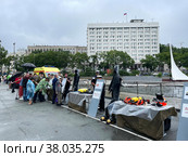 Люди осматривают экспозицию на форуме «Армия-2022» на Карабельной набережной во Владивостоке. Редакционное фото, фотограф Овчинникова Ирина / Фотобанк Лори