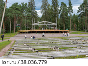 Открытая сцена и скамейки. Певческое поле в городском парке Ваккосалми. Сортавала (2022 год). Редакционное фото, фотограф Румянцева Наталия / Фотобанк Лори