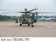 Вертолет Ми-28НМ "Ночной охотник" (RF-13490) перед взлетом. Вид сзади. Аэродром Кубинка, Московская область (2022 год). Редакционное фото, фотограф Виктор Карасев / Фотобанк Лори