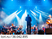 Concert of american musician David Arthur Brown and symphony orchestra "The Other Band" under bright scenic spotlights (2018 год). Редакционное фото, фотограф Евгений Ткачёв / Фотобанк Лори
