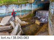 Waterfall from the hydrotechnical tunnel of the Kamenka River. The village of Paramonovka. Chelyabinsk region (2021 год). Стоковое фото, фотограф Акиньшин Владимир / Фотобанк Лори