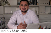 Positive man office worker sitting at table and gesturing. Стоковое видео, видеограф Яков Филимонов / Фотобанк Лори