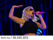 Певица Mia Boyka выступает во время концерта на церемонии закрытия Всероссийской спартакиады (2022 год). Редакционное фото, фотограф Николай Винокуров / Фотобанк Лори