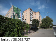 Мурал художника Андрея Калугина из Дагестана, микрорайон Железнодорожный (2022 год). Редакционное фото, фотограф Дмитрий Неумоин / Фотобанк Лори