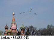 Имитация дозаправки в воздухе самолетов Ил-78 и Ту-160 в сопровождении истребителей МиГ-31 над Красной площадью Москвы во время генеральной репетиции воздушного парада Победы (2022 год). Редакционное фото, фотограф Free Wind / Фотобанк Лори