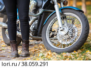 Женские ноги в мотоботинках около мотоцикла. Стоковое фото, фотограф Кекяляйнен Андрей / Фотобанк Лори