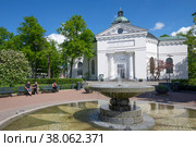 Городской фонтан на фоне старинной лютеранской церкви солнечным июньским днем. Хамеенлинна, Финляндия (2017 год). Редакционное фото, фотограф Виктор Карасев / Фотобанк Лори