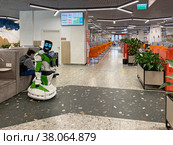 Робот-диагност во флагманском офисе "Мои Документы" в ТЦ "Щелковский", Москва (2022 год). Редакционное фото, фотограф Мария Кылосова / Фотобанк Лори