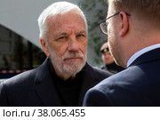 Журналист, автор и ведущий телепередачи "Непутёвые заметки" Дмитрий Крылов на улице в центре города Москвы, Россия (2022 год). Редакционное фото, фотограф Николай Винокуров / Фотобанк Лори