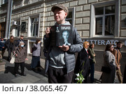 Горожане пришли на церемонию прощания с первым президентом СССР Михаилом Горбачевым в Колонном зале Дома союзов. Горбачев скончался 30 августа на 92-м году жизни в городе Москве, Россия (2022 год). Редакционное фото, фотограф Николай Винокуров / Фотобанк Лори