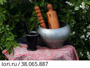 Скалка с толкушкой в чугунке. Набор винтажный. (2022 год). Редакционное фото, фотограф Анатолий Матвейчук / Фотобанк Лори