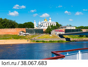 Вид на Новгородский детинец (Новгородский кремль) со стороны реки Волхов. Летний солнечный день. Великий Новгород. Россия (2022 год). Редакционное фото, фотограф E. O. / Фотобанк Лори