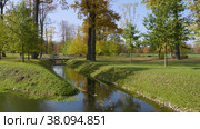 Петергоф, парк Александрия осенью. Канал парка с утками. Peterhof, Alexandria Park in autumn. The canal of the park with ducks. (2021 год). Редакционное видео, видеограф Евгений Романов / Фотобанк Лори