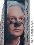 Итальянский художник Йорит Агоч (Jorit)  пишет основателя Wikileaks, журналиста Джулиана Ассанжа в Железнодорожном (2022 год). Редакционное фото, фотограф Дмитрий Неумоин / Фотобанк Лори