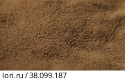 fine ground coffee rotates in a circle. Стоковое видео, видеограф Поликарпов Владимир Владимирович / Фотобанк Лори