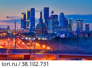 Blue twilight in Moscow. View of the city skyscrapers and construction works. (2020 год). Редакционное фото, фотограф Галина Царькова / Фотобанк Лори