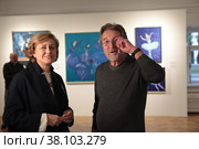 Титова Елена Викторов директор  Всероссийского музея декоративного искусства и актёр Леонид Ярмольник на открытии выставки "Вселенная Кати Медведевой" (2022 год). Редакционное фото, фотограф Дмитрий Неумоин / Фотобанк Лори
