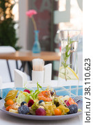 Salad with prawns and Maca cheese, physalis, grapes, lettuce. Стоковое фото, фотограф Дмитрий Ульянов / Фотобанк Лори