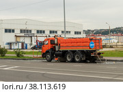 Город Сочи, Краснодарский край. Поливочный автомобиль заправляется водой (2021 год). Редакционное фото, фотограф Игорь Низов / Фотобанк Лори