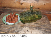 Стеклянный бочонок с самогоном и чарками. Стоковое фото, фотограф хохрякова альбина накиповна / Фотобанк Лори