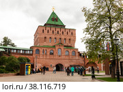 Tourists in the Nizhny Novgorod Kremlin near the Dmitrievskaya Tower. Nizhny Novgorod, Russia (2022 год). Редакционное фото, фотограф Наталья Волкова / Фотобанк Лори