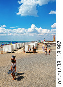 Отдыхающие на пляже в Новофедоровке (2022 год). Редакционное фото, фотограф Макаров Алексей / Фотобанк Лори