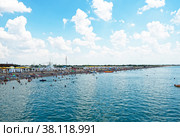 Отдыхающие на пляже в Новофедоровке (2022 год). Редакционное фото, фотограф Макаров Алексей / Фотобанк Лори