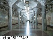 Интерьер станции метро "Мустакиллик майдони" (Площадь Независимости). Ташкент, Узбекистан (2022 год). Редакционное фото, фотограф Виктор Карасев / Фотобанк Лори