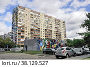 Международный фестиваль уличного искусства "Культурный код - 2022" в Балашихе, улица Новая, мкр-н Железнодорожный. Редакционное фото, фотограф stargal / Фотобанк Лори
