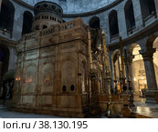 Edicule under the main dome of the Church of the Holy Sepulcher (2021 год). Редакционное фото, фотограф Irina Opachevsky / Фотобанк Лори