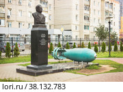 Памятник выдающемуся конструктору ядерного оружия Негину Е.А. в городе Бор. Россия (2022 год). Редакционное фото, фотограф Александр Романов / Фотобанк Лори