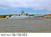 Военный корабль - фрегат "Адмирал Флота Советского Союза Горшков" на параде в День Военно-морского флота на фоне городских достопримечательностей. Санкт-Петербург (2022 год). Редакционное фото, фотограф Сергей Афанасьев / Фотобанк Лори