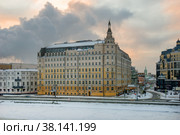 Moscow, Russia - January 17, 2021: View of the Balchug Kempinski Hotel on Balchug Street and Raushskaya Embankment in Moscow, near Kreml embankmМосква, вид на отель «Балчуг Кемпински» на улице Балчуг и Раушской набережной в Москве морозным зимним утром. Редакционное фото, фотограф Pukhov K / Фотобанк Лори