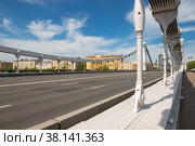 Москва, Один из четырех пилонов Крымского моста, подвешенный на цепях и закрепленный на балках жесткости.  Единственный висячий мост через Москву-реку (2021 год). Редакционное фото, фотограф Pukhov K / Фотобанк Лори