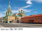Москва. Храм Святителя Григория Неокесарийского в Дербицах. Ярко-красно-зеленое святилище в центре города. Старое историческое здание 1668 года постройки. (2021 год). Редакционное фото, фотограф Pukhov K / Фотобанк Лори