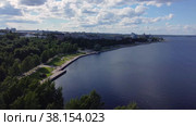 Вид с воздуха на набережную Онежского озера в центре города Петрозаводска летом. Боковая панорама (2022 год). Стоковое видео, видеограф Sergei Gorin / Фотобанк Лори