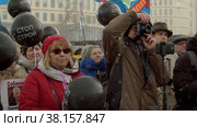 Journalists filming rally. Стоковое видео, видеограф Татьяна Чудакова / Фотобанк Лори