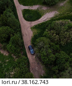 Вид сверху на автомобиль едущий по грунтовой дороге. Стоковое фото, фотограф Литвяк Игорь / Фотобанк Лори