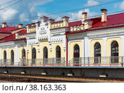 Вокзал железнодорожной станции Чудово. Новгородская область (2021 год). Стоковое фото, фотограф Александр Щепин / Фотобанк Лори