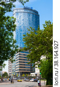 Здание Radisson Blu Olympiyskiy Hotel, Moscow в солнечный летний день. Москва. Россия (2022 год). Редакционное фото, фотограф E. O. / Фотобанк Лори