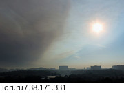 Перемена погоды. Смог уходит из Москвы (2022 год). Стоковое фото, фотограф Елена Орлова / Фотобанк Лори