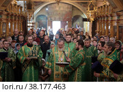 Епископ Балашихинский и Орехово-Зуевский Николай служит литургию в день нахождения мощей преподобного Сергия Радонежского в Савинском храме (2022 год). Редакционное фото, фотограф Дмитрий Неумоин / Фотобанк Лори