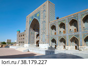 У старинного медресе Тилля-Кари (1660г.) солнечным днем. Площадь Регистан. Самарканд, Узбекистан (2022 год). Стоковое фото, фотограф Виктор Карасев / Фотобанк Лори